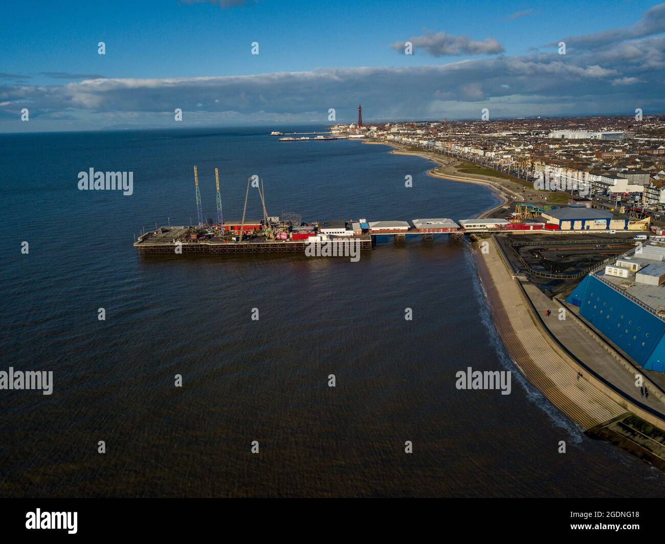 Vista aerea del drone di Blackpool, Pleasure Beach, Pier Golden Mile Sandcastle Water Park New Rollercoaster Icon Big One Pepsi Max Big Dipper Theme Park Foto Stock