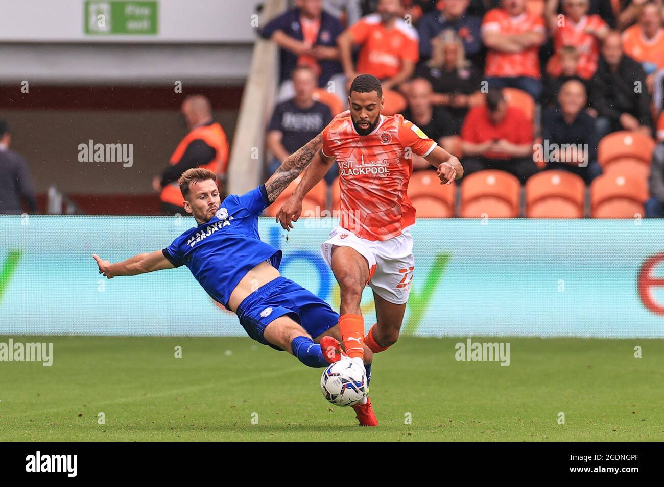 Blackpool, Regno Unito. 14 agosto 2021. CJ Hamilton n°22 di Blackpool è scopato da Joe Ralls n°8 di Cardiff City a Blackpool, Regno Unito il 14/2021. (Foto di Mark Cosgrove/News Images/Sipa USA) Credit: Sipa USA/Alamy Live News Foto Stock