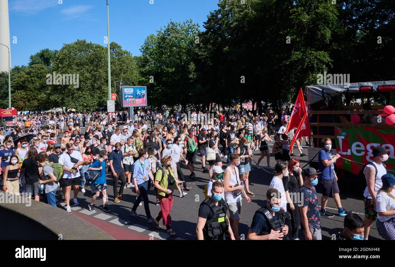 Berlino, Germania. 14 agosto 2021. I dimostranti camminano attraverso la città durante l'Hanfparade. Secondo gli organizzatori, l'Hanfparade è la dimostrazione più grande e tradizionale per la cannabis in Germania. Credit: Annette Riedl/dpa/Alamy Live News Foto Stock