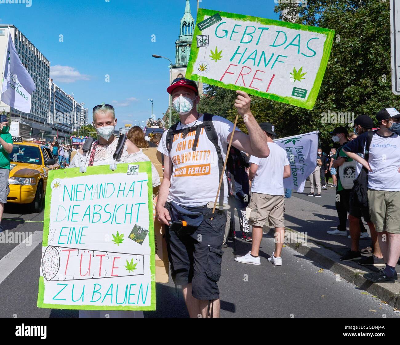 Berlino, Germania. 14 agosto 2021. I dimostranti attraversano il centro della città con poster autografati all'Hanfparade. Secondo gli organizzatori, l'Hanfparade è la dimostrazione più grande e tradizionale per la cannabis in Germania. Credit: Annette Riedl/dpa/Alamy Live News Foto Stock