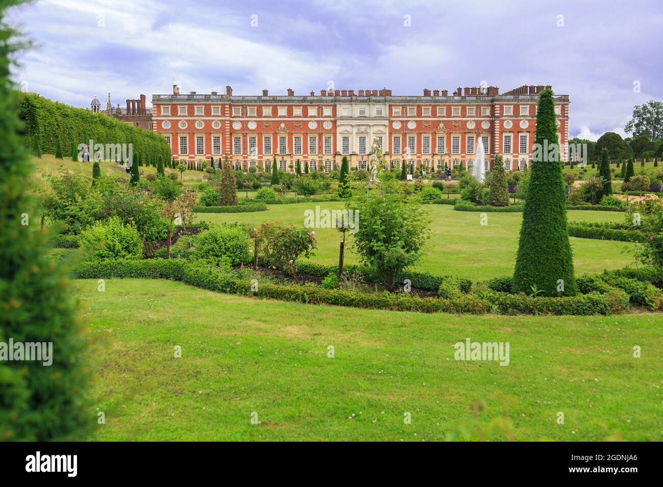 Vista del fronte Sud dell'Hampton Court Palace dai Privy Gardens. Foto Stock