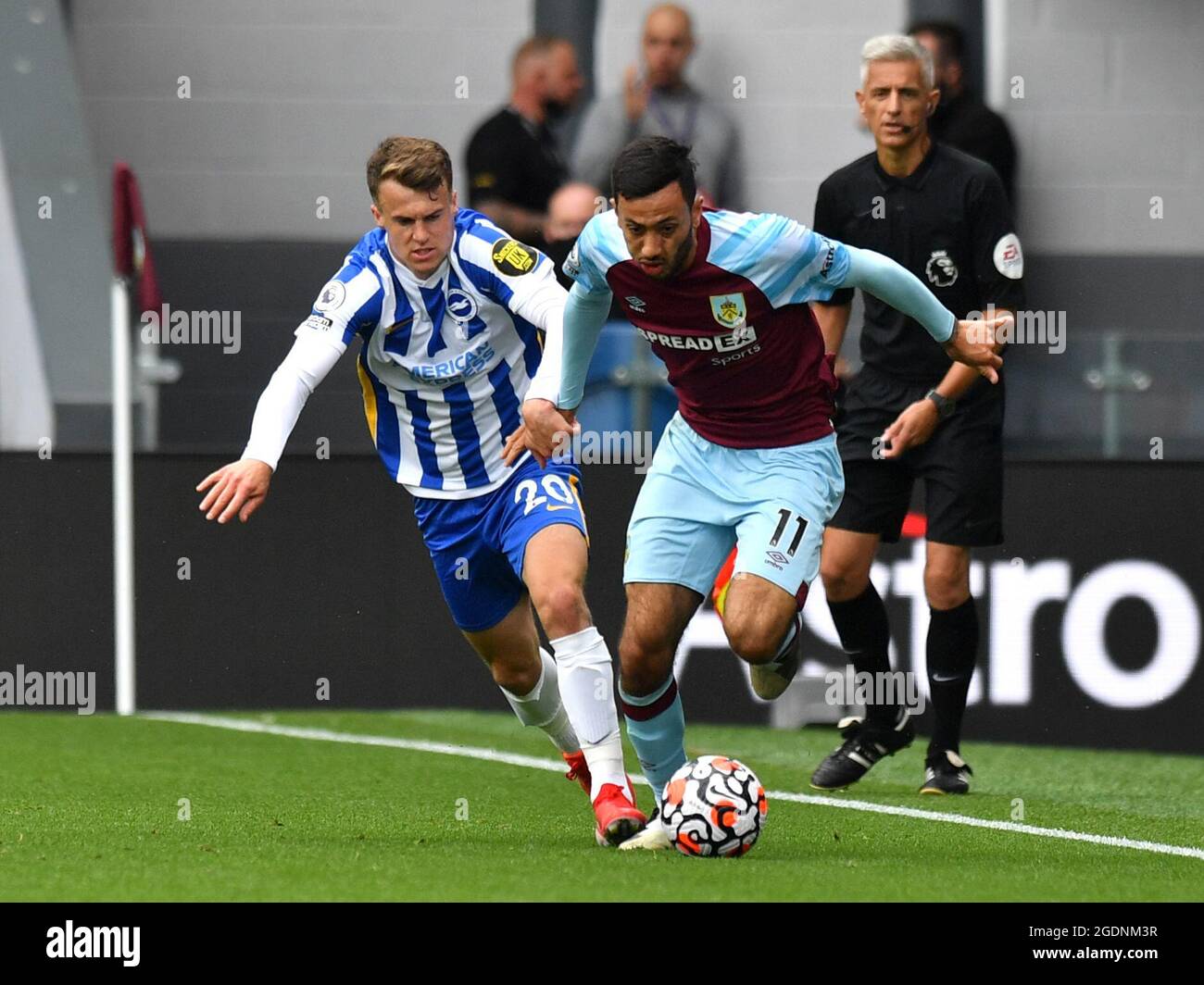 Brighton e Hove Albion's Solly March (a sinistra) e Burnley's Dwight McNeil durante la partita della Premier League a Turf Moor, Burnley. Data immagine: Sabato 14 agosto 2021. Foto Stock