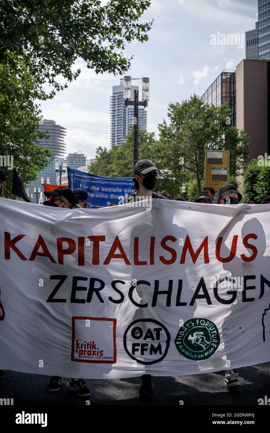 Trasparente: ' Kapitalismus zerschlagen '. Am 13. Agosto 2021 fand in der Bankenmetropole Frankfurt am Main ein Zentraler Klimastreik von Fridays for future statt. Zu diesem reisten Klimaaktivist*innen aus ganz Deutschland An. Circa 15000 Menschen Protestierten unter dem motto Banken blockieren gegen die macht des Finanzsektors und deren Finanzierung bzw. Unterstützung für klimaschädliche Industrien. * il 13 agosto 2021 15k attivisti del clima si sono Uniti ad una manifestazione di FridaysforFuture nella città di Francoforte, in Germania, secondo il motto bloccare le banche. Hanno protestato contro Foto Stock