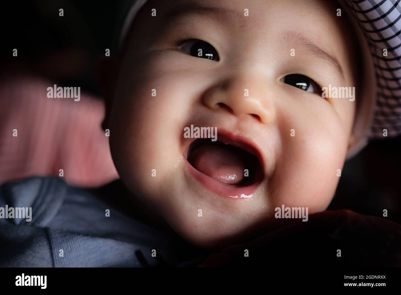 il sorriso del bambino fonde il mio cuore Foto Stock