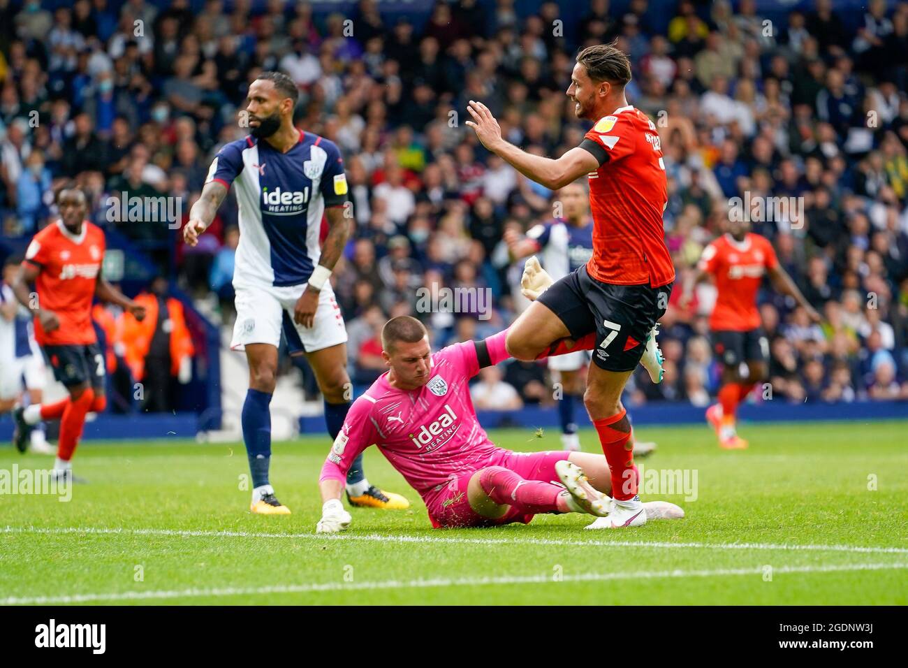 West Bromwich, Regno Unito. 25 Giugno 2021. Harry Cornick (7) di Luton Town segna il primo gol della sua squadra durante la partita del campionato Sky Bet tra West Bromwich Albion e Luton Town a Hawthorns, West Bromwich, Inghilterra, il 14 agosto 2021. Foto di David Horn. Credit: Prime Media Images/Alamy Live News Foto Stock