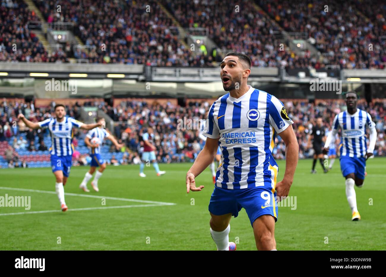 Neal Maupay di Brighton e Hove Albion celebra il primo gol della partita durante la partita della Premier League a Turf Moor, Burnley. Data immagine: Sabato 14 agosto 2021. Foto Stock