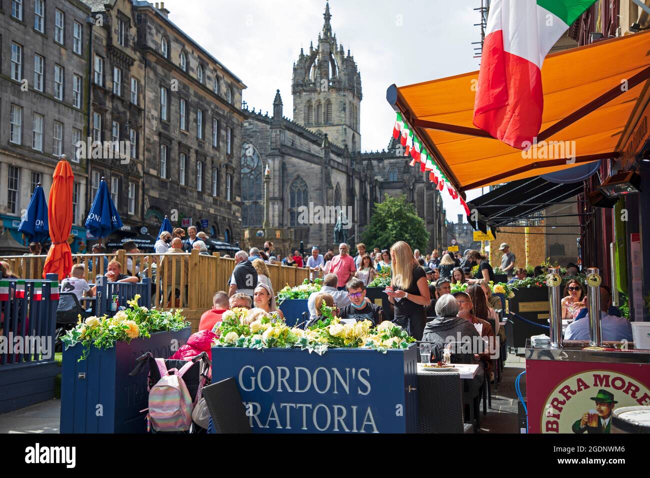 Royal Mile Edinburgh, Scozia, Regno Unito. 14 agosto 2021. Sun è uscito per il Festival Fringe, 2 ° fine settimana per l'evento scalato indietro nella capitale. La folla arrivò ma niente come gli anni pre-covid. Nella foto: Clienti e personale della trattoria di Gordon sulla High Street. Credit: Arch White/Alamy Live News. Foto Stock