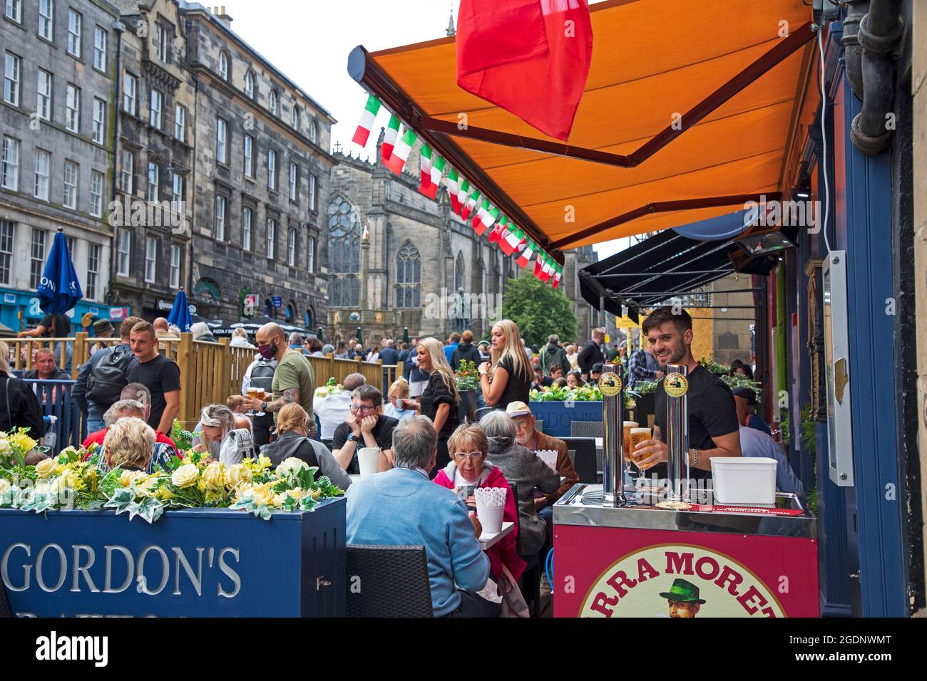 Royal Mile Edinburgh, Scozia, Regno Unito. 14 agosto 2021. Sun è uscito per il Festival Fringe, 2 ° fine settimana per l'evento scalato indietro nella capitale. La folla arrivò ma niente come gli anni pre-covid. Nella foto: Clienti e personale della trattoria di Gordon sulla High Street. Credit: Arch White/Alamy Live News. Foto Stock