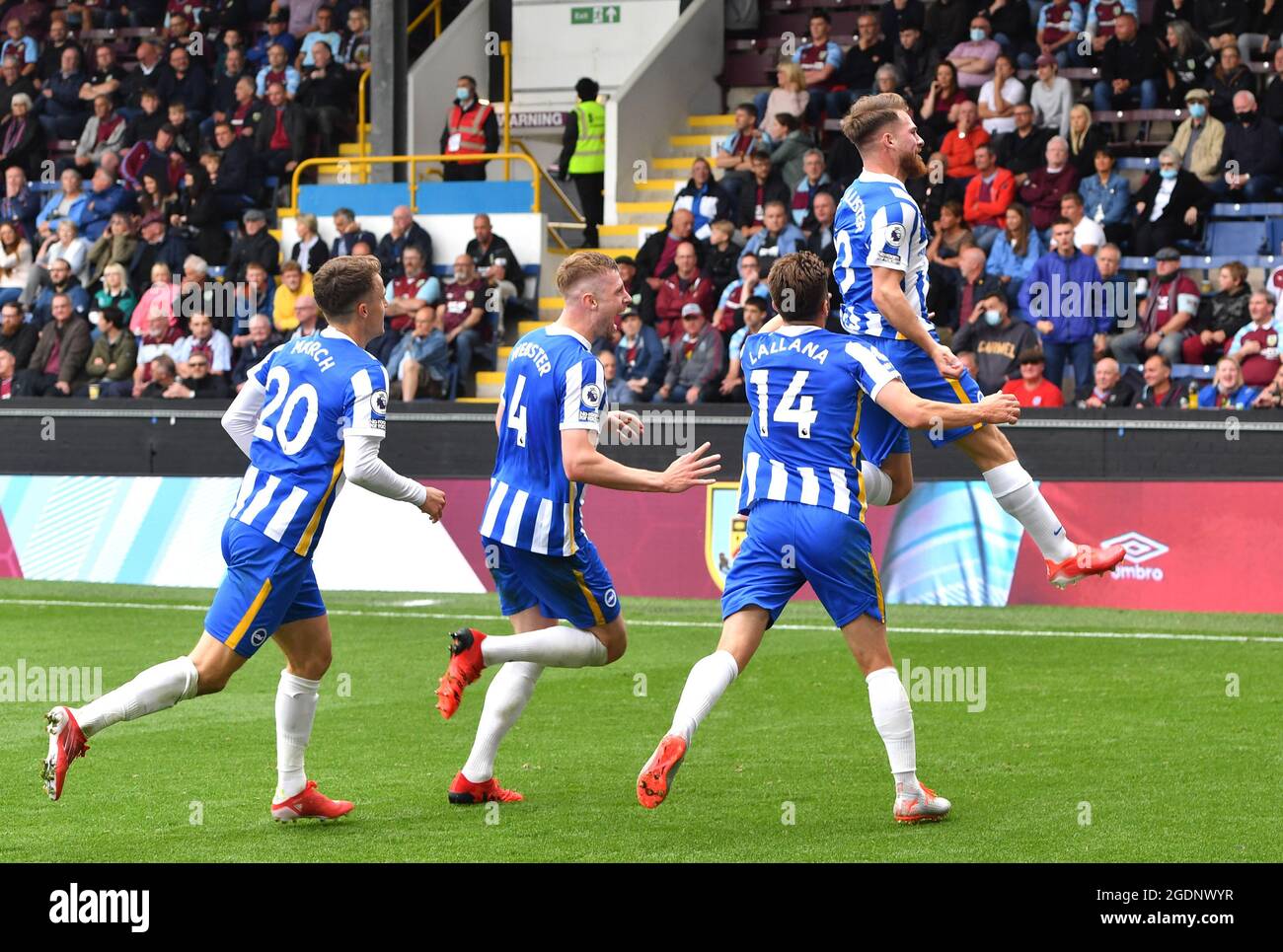 Alexis Mac Allister di Brighton e Hove Albion celebra il secondo gol della partita durante la partita della Premier League a Turf Moor, Burnley. Data immagine: Sabato 14 agosto 2021. Foto Stock