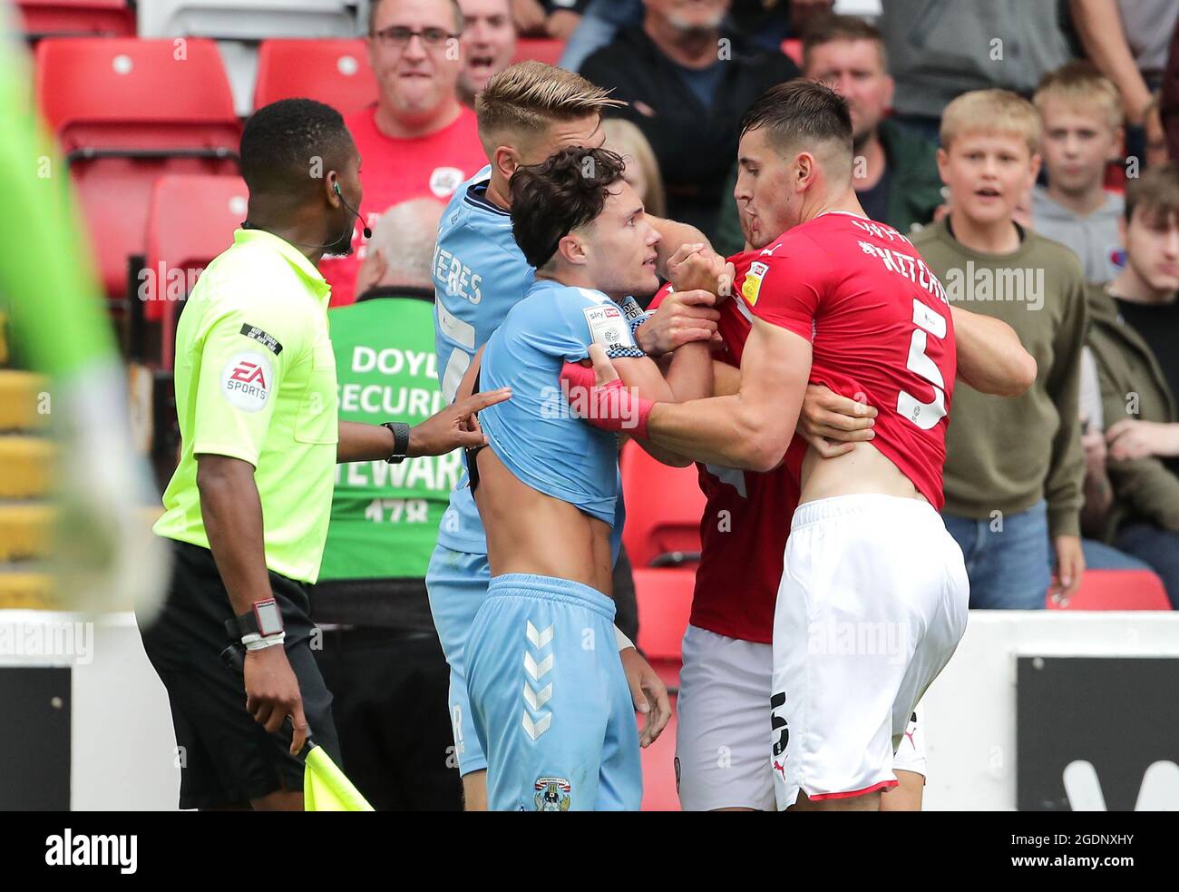 Il Callum o'Hare di Coventry City (a sinistra) e il Liam Kitchen di Barnsley si scontrano durante la partita del campionato Sky Bet all'Oakwell Stadium di Barnsley. Data immagine: Sabato 14 agosto 2021. Foto Stock