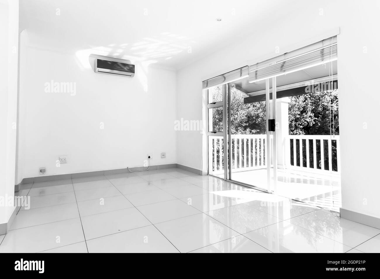 JOHANNESBURG, SUD AFRICA - Jan 06, 2021: Un interno di camera da letto vuota con pavimenti piastrellati in up-market house Foto Stock