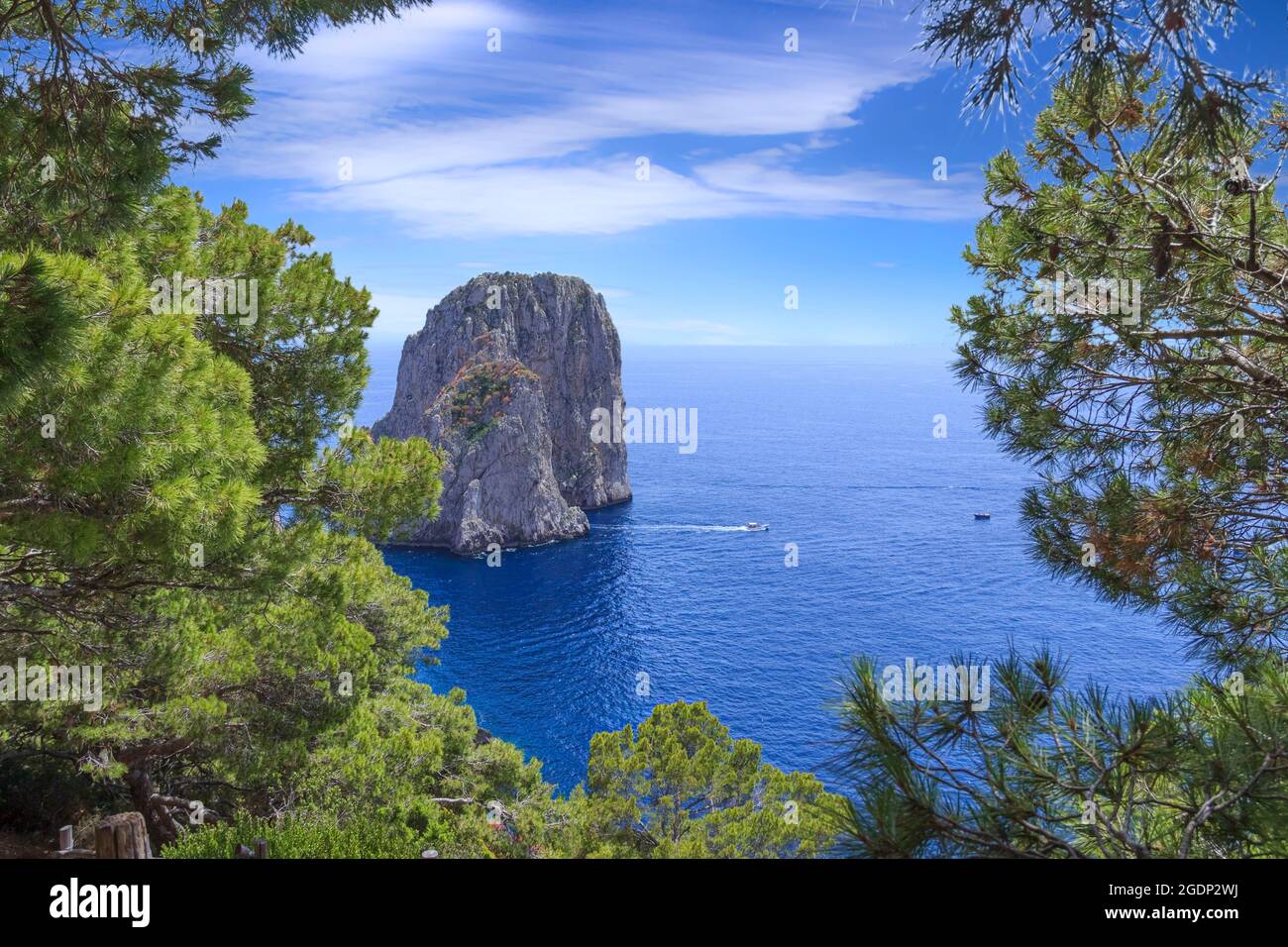 Vista panoramica delle famose rocce di Faraglioni (cataste di mare), l'attrazione turistica più visitata dell'isola di Capri, Italia. Foto Stock
