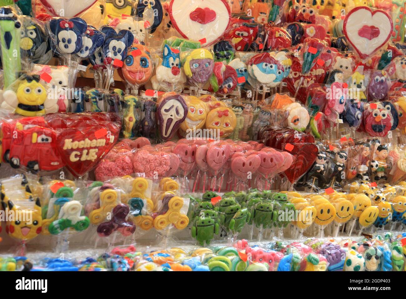 Un'esposizione di vari lollipop nel mercato. Foto Stock