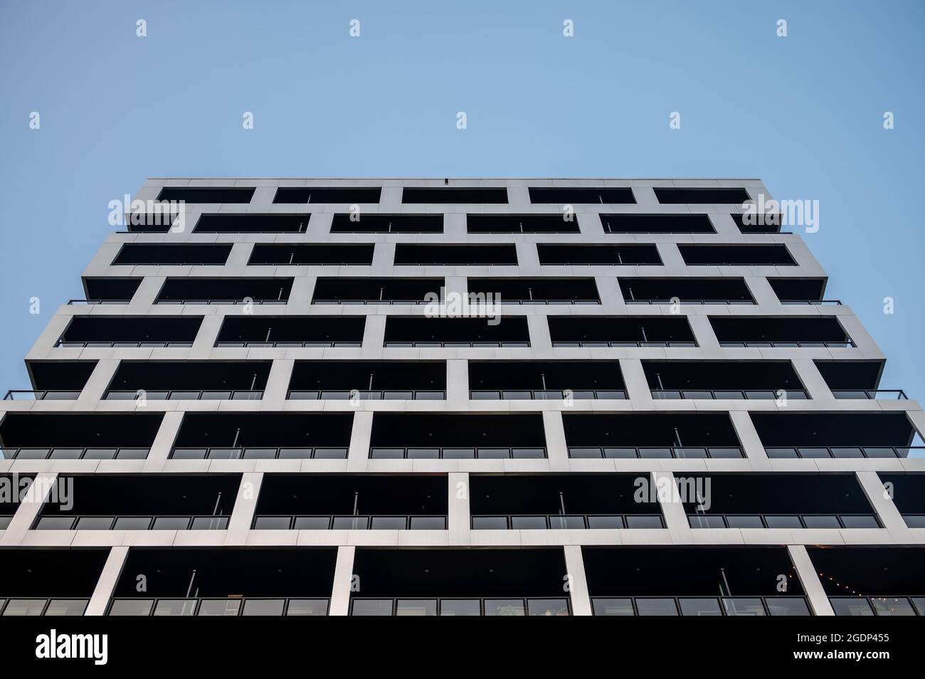 Calgary, Alberta - 22 luglio 2021: Edificio condominio moderno a Calgary. Foto Stock