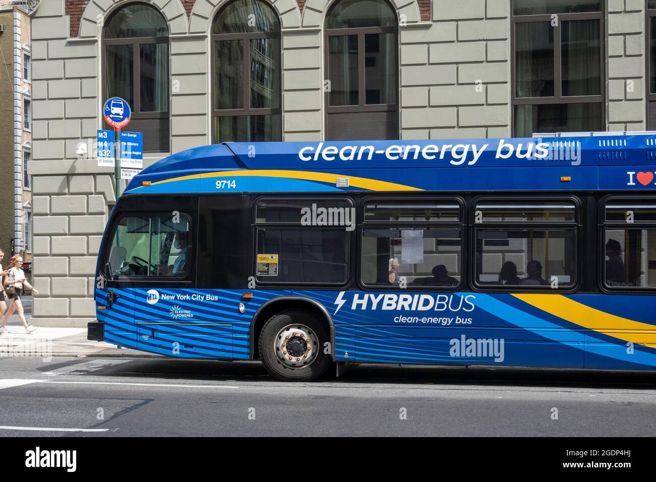 Clean-Energy Hybrid Bus on the Streets Midtown Manhattan, 2021, USA, NYC Foto Stock