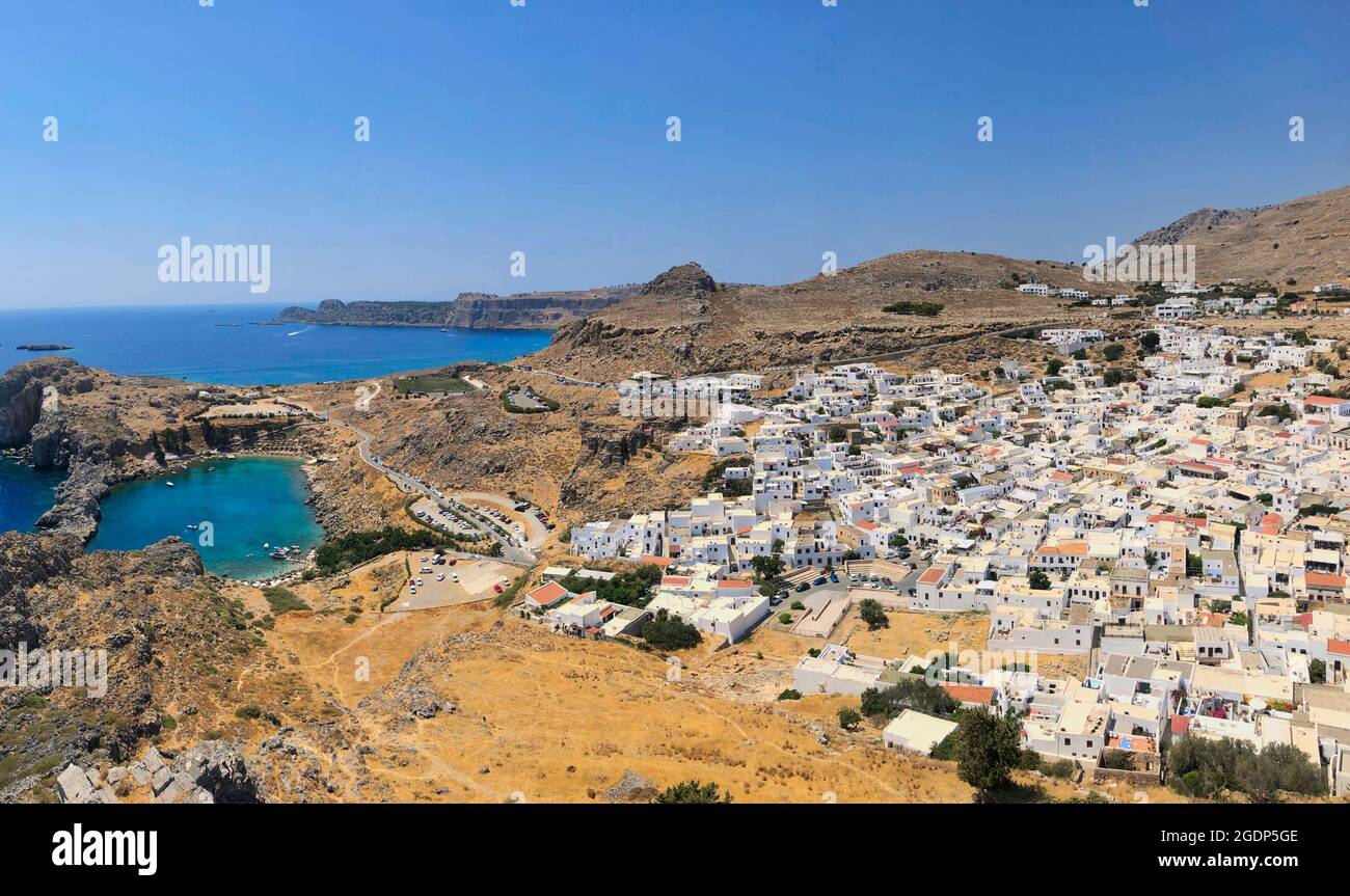 St Paul's Bay con Lindos Village dall'alto a Rodi. Vista panoramica di Agios Pavlos, Mar Egeo, Città di architettura bianca, natura greca. Foto Stock