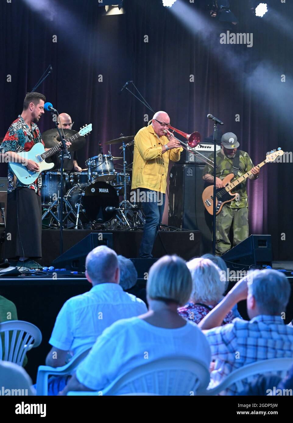 Neuhardenberg, Germania. 12 agosto 2021. Nils Landgren (camicia gialla), trombonista e cantante svedese, con la band Funk Unit per il concerto al programma estivo di Schloss Neuhardenberg. Credit: Patrick Pleul/dpa-Zentralbild/ZB/dpa/Alamy Live News Foto Stock