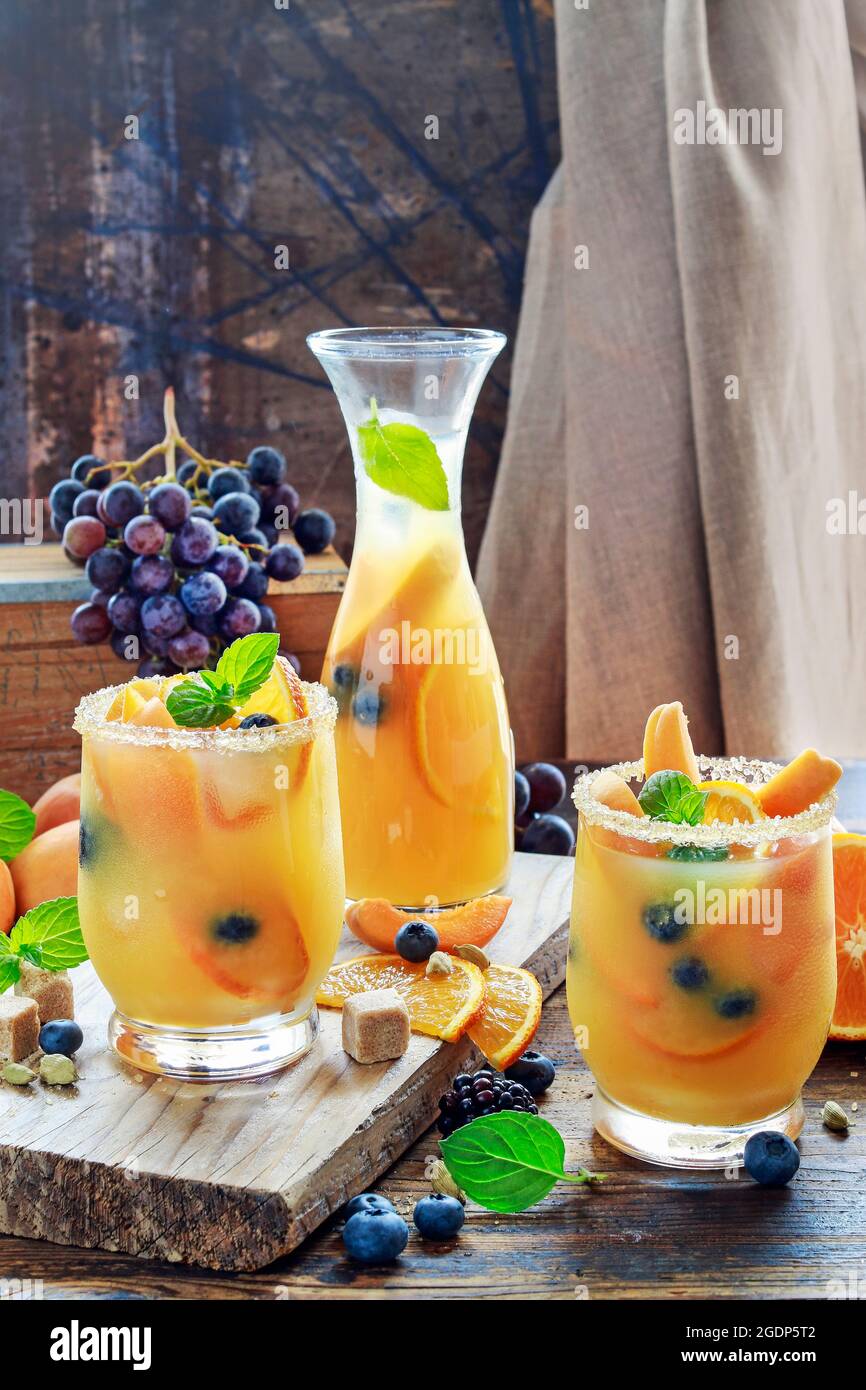 Bevanda estiva con pesche, arance e mirtilli. Cibo sano Foto Stock