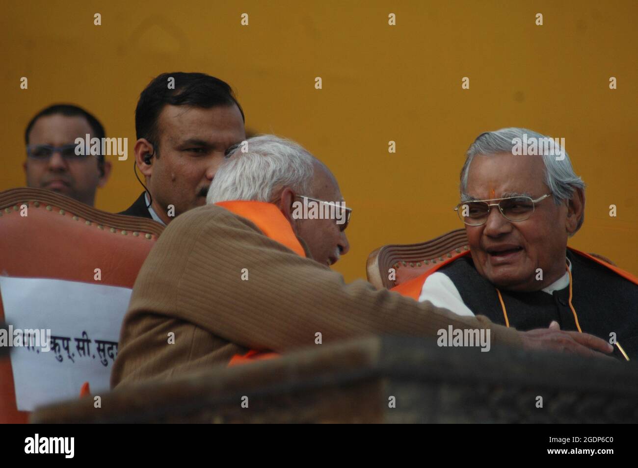 R.S.S. testa K.S. Sudershan con l'ex primo ministro Atal Behari Vajpayee durante un'esercitazione massiccia da parte dei quadri RSS a Nuova Delhi, India. Foto di Sondeep Foto Stock