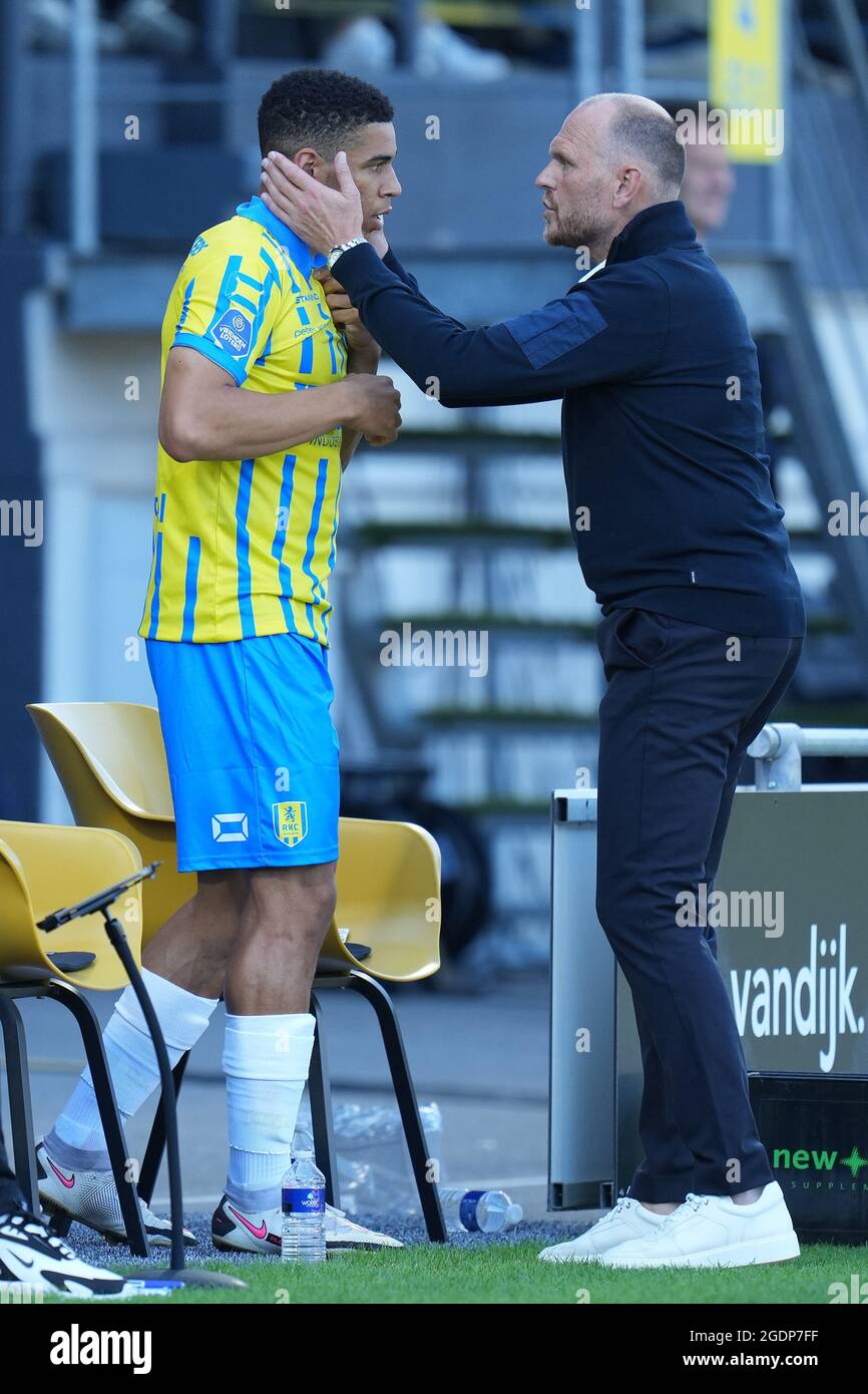 WAALWIJK, PAESI BASSI - AGOSTO 14: Shawn Adewoye di RKC Waalwijk viene istruito da Joseph Oosting (allenatore) di AZ durante la partita olandese di Eredivisie tra RKC Waalwijk e AZ a Mandemakers Stadion il 14 agosto 2021 a Waalwijk, Paesi Bassi (Foto di Yannick Verhoeven/Orange Pictures) Foto Stock