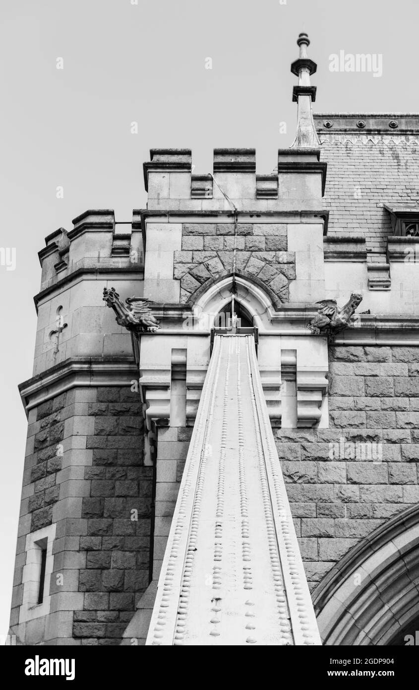 Draghi scolpiti sulla torre sud di Tower Bridge, Londra, Regno Unito Foto Stock