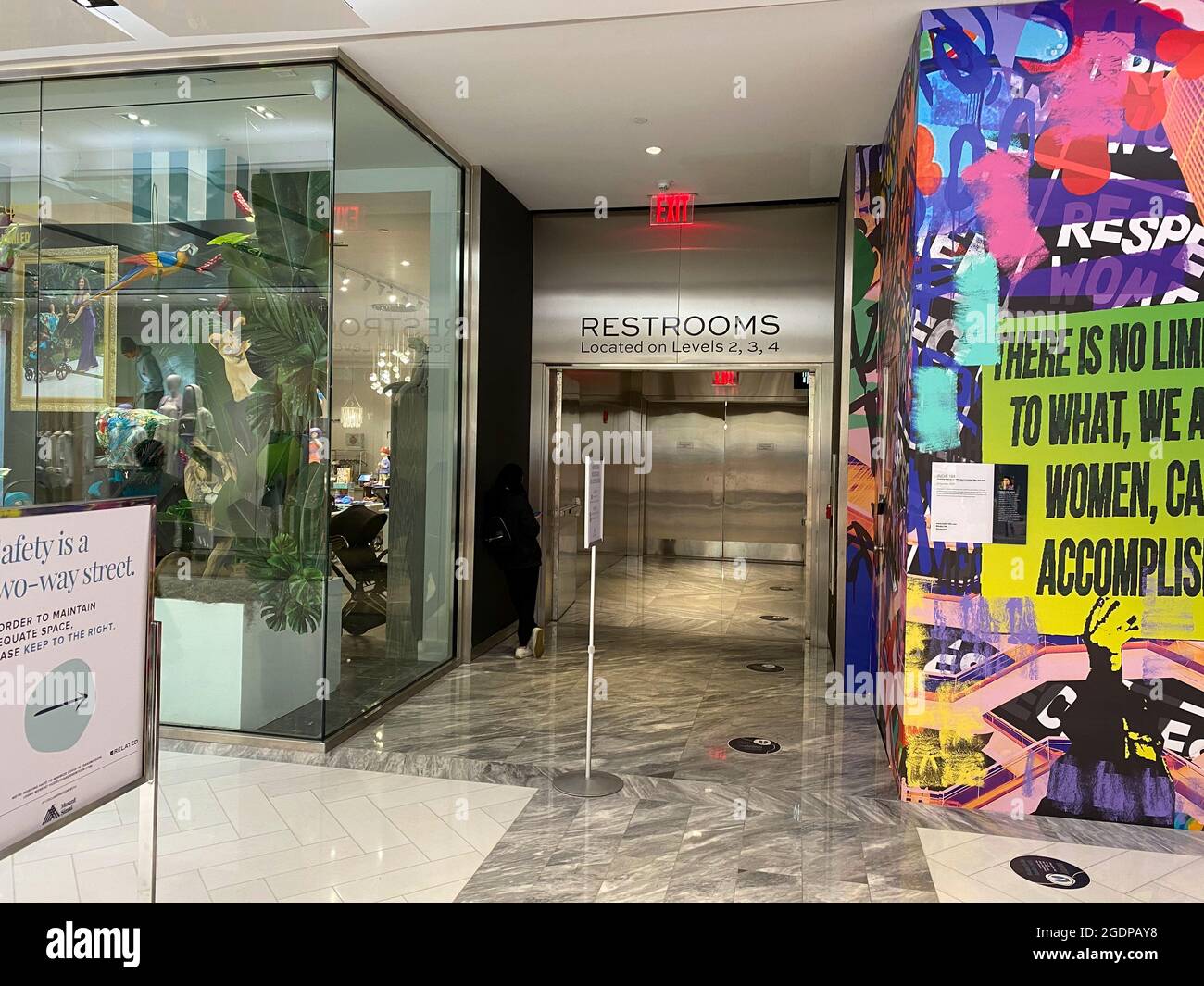 New York, NY, Stati Uniti d'America - 14 agosto 2021: Ingresso ai servizi igienici presso i negozi di Hudson Yards Foto Stock