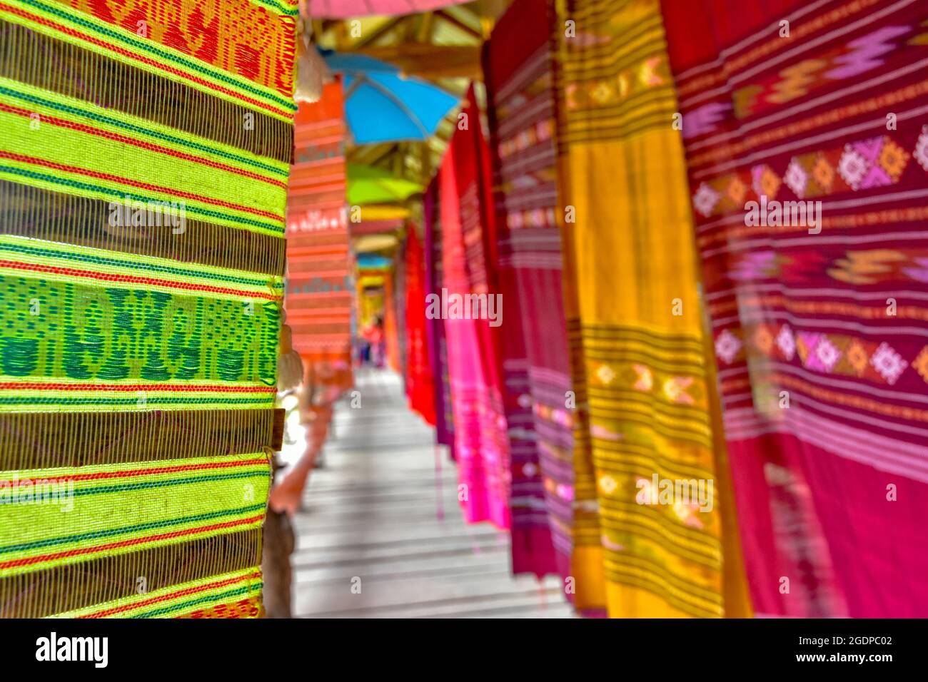 Tradizionale colorato Lanna tessuto lungo bandiera uso per la decorazione. Comunemente visto in tutto il nord della Thailandia. Messa a fuoco selettiva Foto Stock