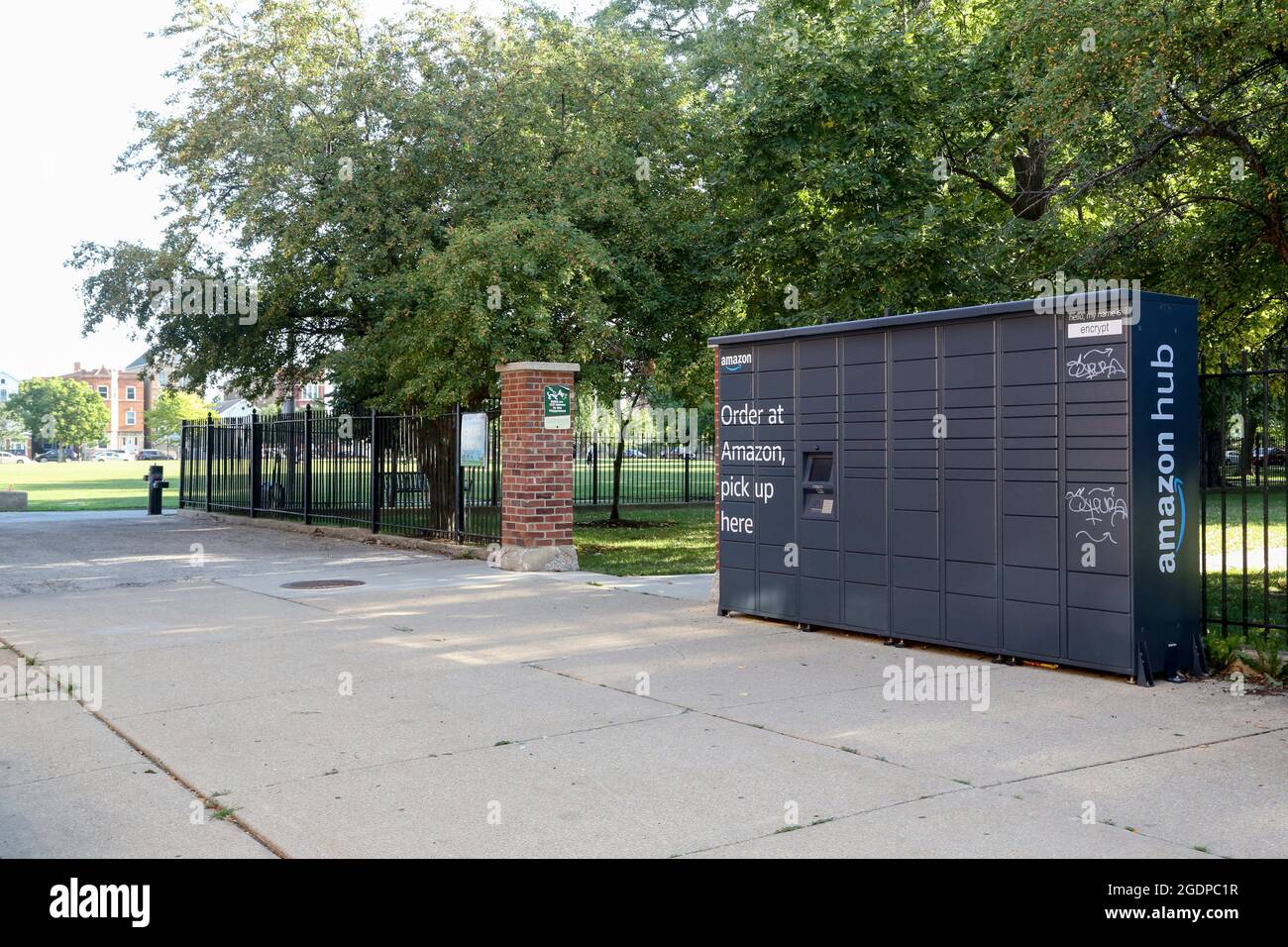Chicago, Stati Uniti. 14 agosto 2021. Un armadietto Amazon Hub si trova  all'ingresso del parco giochi per bambini sul sentiero principale di fronte  alla casa di campo a Eckhart Park a Chicago,