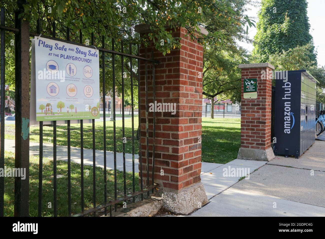 Chicago, Stati Uniti. 14 agosto 2021. Un armadietto Amazon Hub si trova  all'ingresso del parco giochi per bambini sul sentiero principale di fronte  alla casa di campo a Eckhart Park a Chicago,