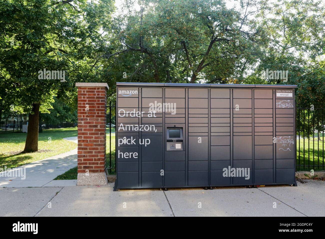 Chicago, Stati Uniti. 14 agosto 2021. Un armadietto Amazon Hub si trova  all'ingresso del parco giochi per bambini sul sentiero principale di fronte  alla casa di campo a Eckhart Park a Chicago,