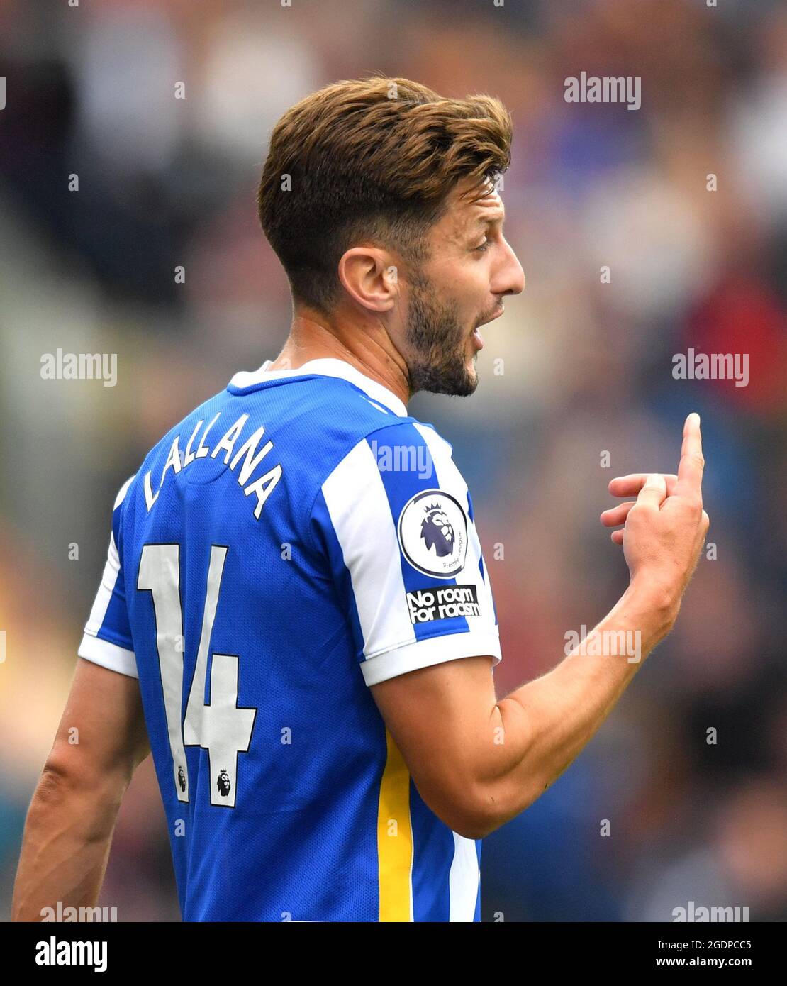 Brighton e Adam Lallana di Hove Albion durante la partita della Premier League a Turf Moor, Burnley. Data immagine: Sabato 14 agosto 2021. Foto Stock