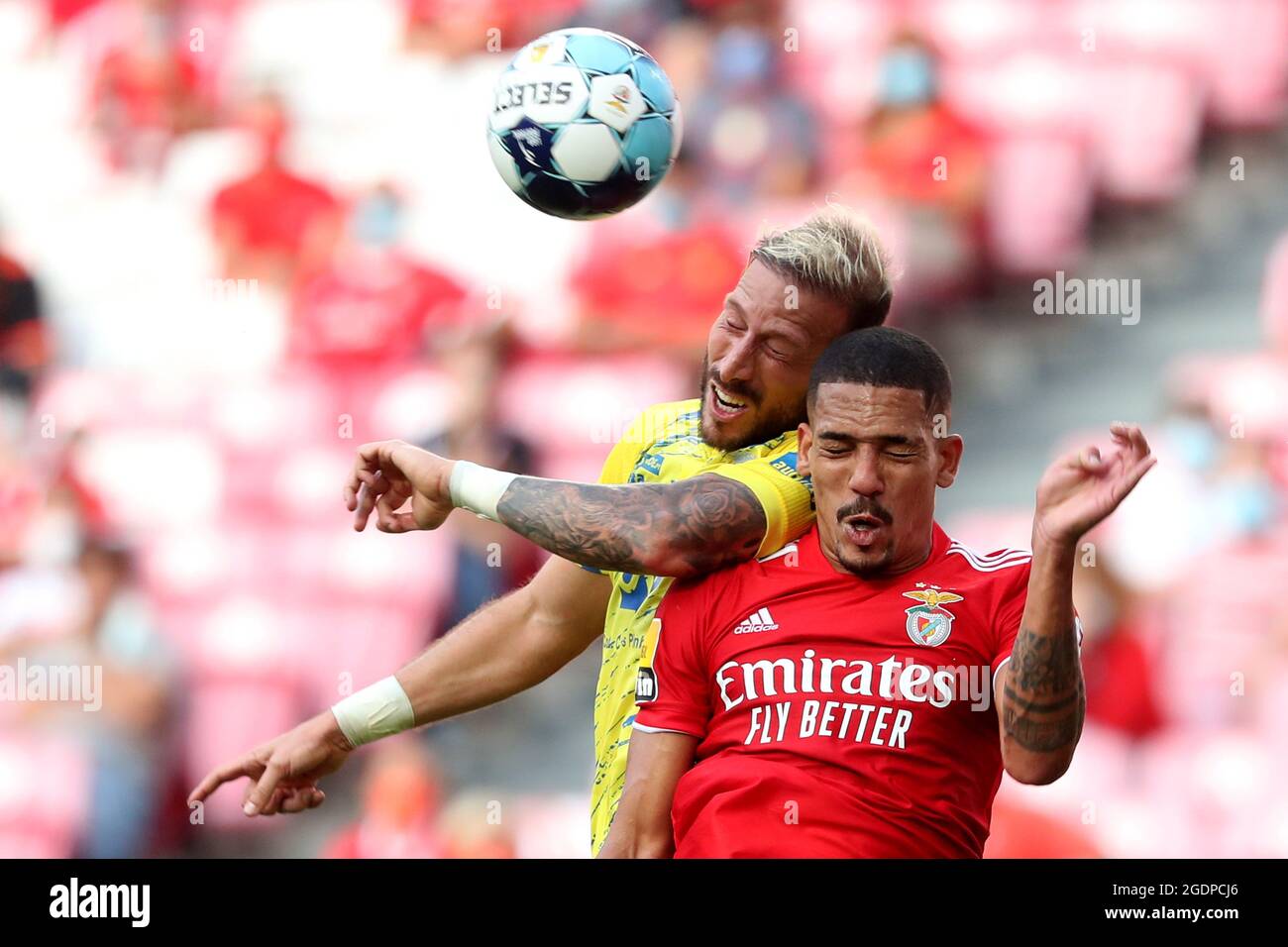 Lisbona, Portogallo. 14 agosto 2021. SEMA Velazquez del FC Arouca (L) vies con Gilberto di SL Benfica durante la partita di calcio della Lega Portoghese tra SL Benfica e FC Arouca allo stadio Luz di Lisbona, Portogallo, il 14 agosto 2021. (Credit Image: © Pedro Feuza/ZUMA Press Wire) Foto Stock