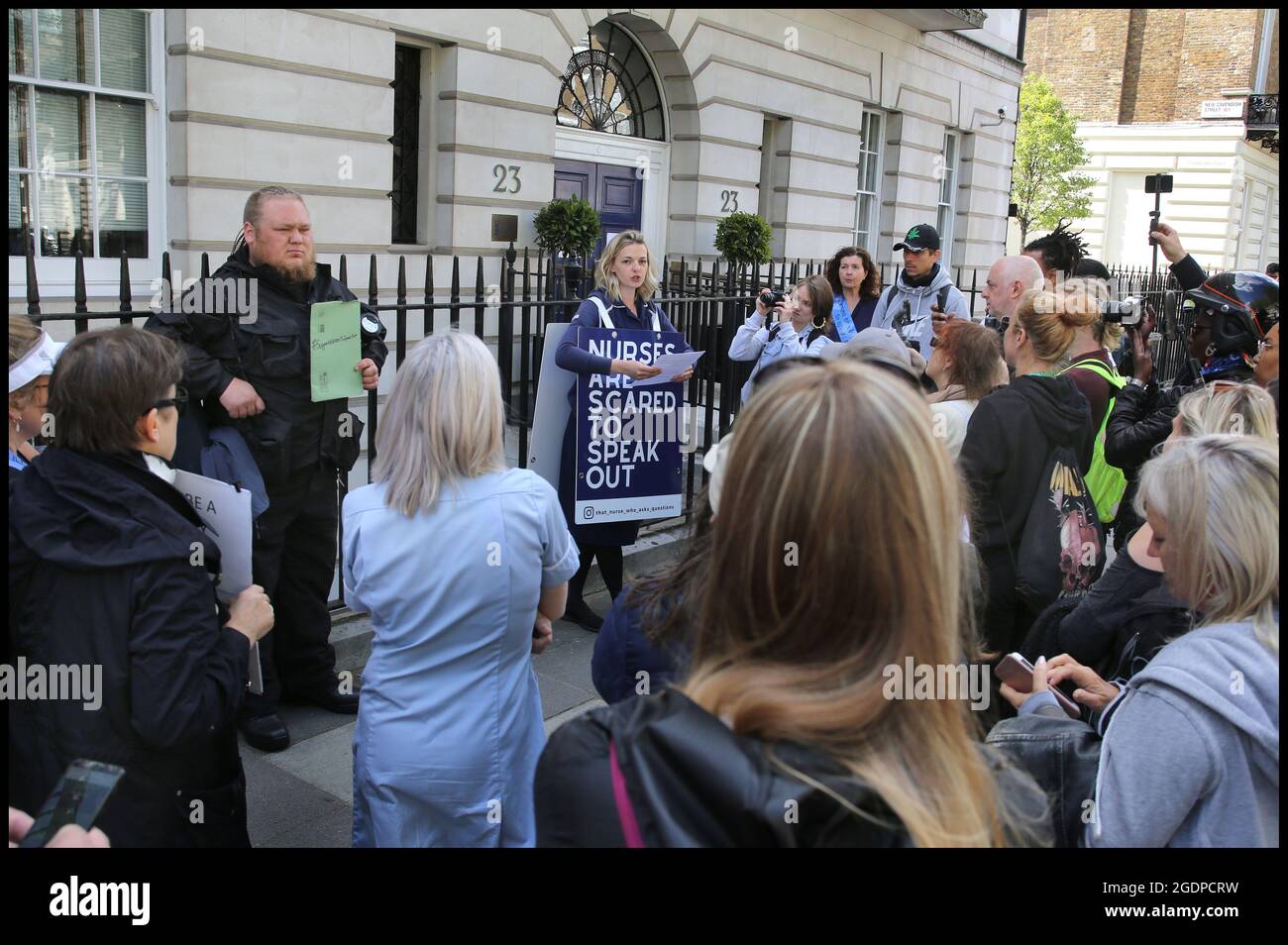 Londra, Regno Unito. 12 maggio 2021. I professionisti della salute e i loro sostenitori si uniscono all'infermiera Jenna Platt fuori dal Consiglio dei Nurses Midwifery.Jenna è attualmente in giro per il Regno Unito indossando un panino che incoraggia il dibattito, Visitare tutte le 69 città per evidenziare come Covid Care ha lasciato gli infermieri infelici e troppo spaventati per mettere in discussione la politica per paura di perdere il lavoro. Alcuni operatori sanitari hanno parlato di bullismo, coercizione e di essere ostracizzati. Molti ritengono che se fanno domande, sono visti come parte del problema. Jenna ha consegnato una lettera di denuncia al Consiglio di Midwifery per l'assistenza infermieristica di lo Foto Stock