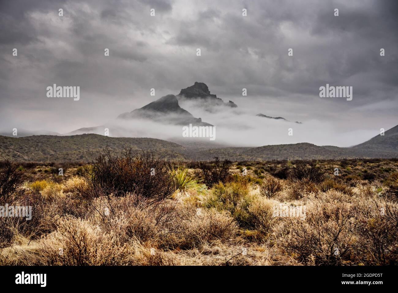 Le nuvole invertite si aggrnodano alle Chisos Mountains nel Big Bend National Park Foto Stock