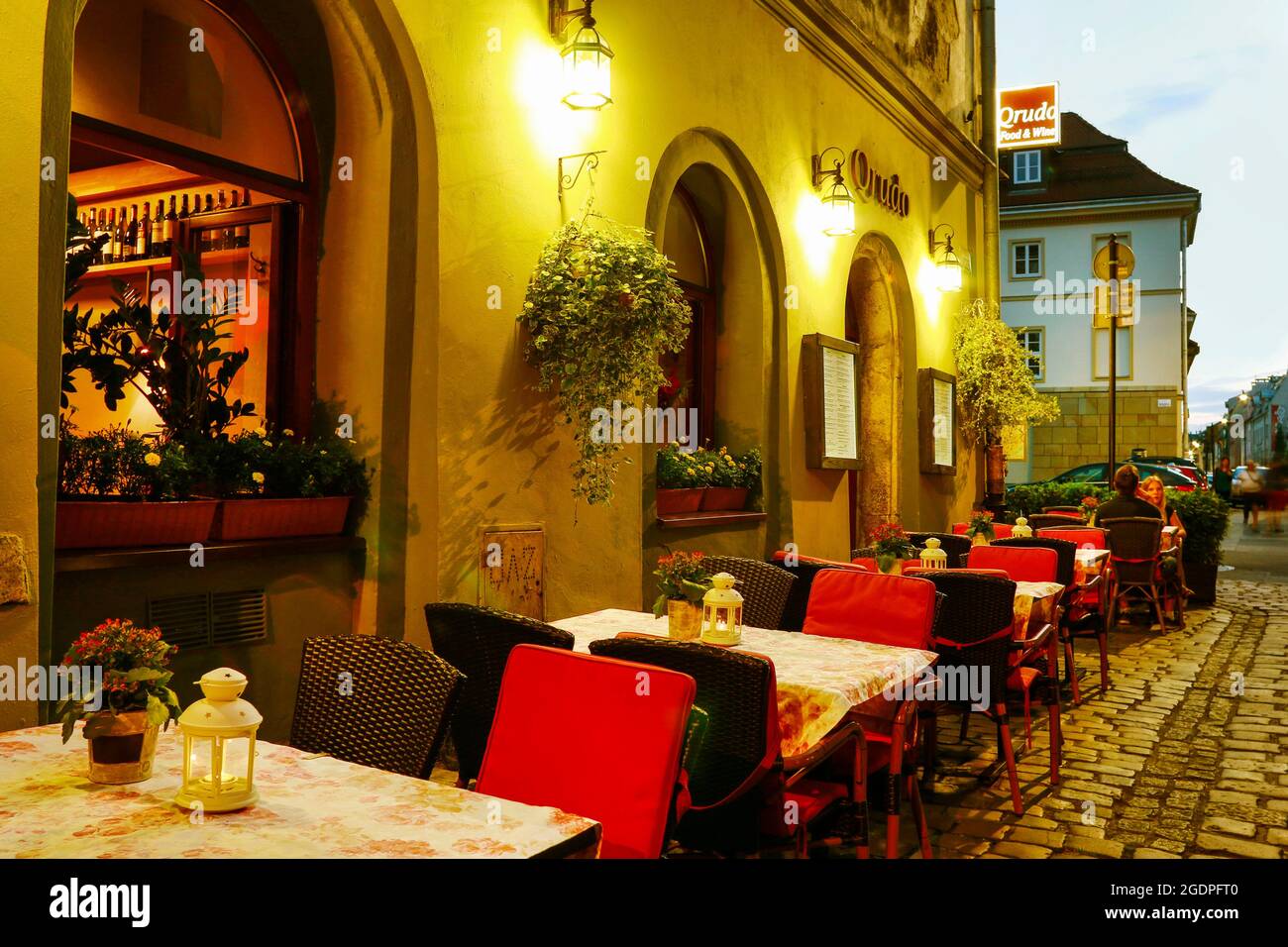 Kazimierz, ex quartiere ebraico di Cracovia. Popolari club, pub e ristoranti di notte. Foto Stock