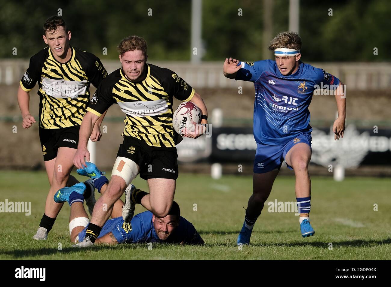 Hawick, Regno Unito. 14 agosto 2021. Azione degli Hawick 7 sabato 14 agosto 2021 a Mansfield, Hawick. Kieran Clark (Melrose Rugby) rompe il Tackle da Dom Buckley (JedForest RFC) che si trova a terra sulla sua strada per fare una prova. Credit: Rob Grey/Alamy Live News Foto Stock