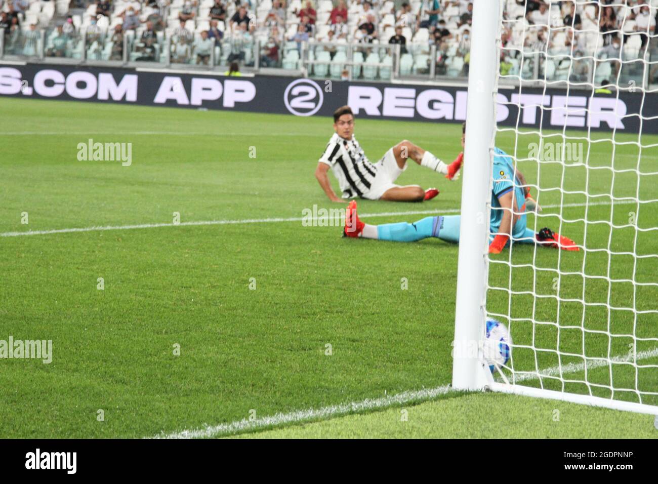 Paulo Dybala (Juventus FC)segnando il primo goal durante la partita di calcio pre-stagione tra Juventus FC e Atalanta il 14 agosto 2021 allo stadio Allianz di Torino - Foto Nderim Kaceli / LM Foto Stock