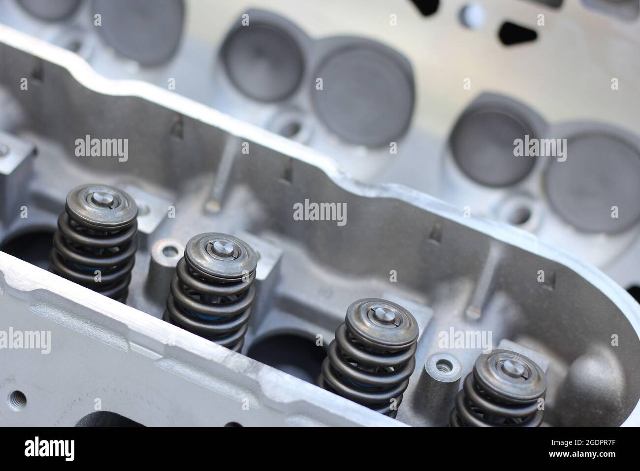 Testata motore a otto cilindri con molle per valvole per auto d'epoca Foto  stock - Alamy