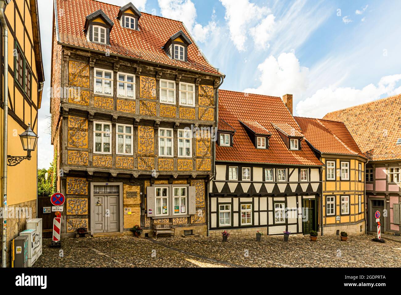 Case a graticcio riccamente decorate si trovano ai piedi dello Schlossberg di Quedlinburg, Sassonia-Anhalt, Germania, forse nella piazza chiamata Finkenherd. Secondo la leggenda, è qui nel 919 che Enrico I ricevette, mentre catturava fringuelli, la notizia della sua elezione a re della Franca orientale – da qui il nome “Finkenherd” (luogo di cattura dei fringuelli). Foto Stock