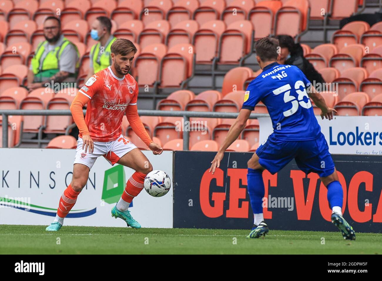 Luke Garbutt n. 29 di Blackpool tiene la palla come Perry ng n. 38 di Cardiff City Challenges Foto Stock