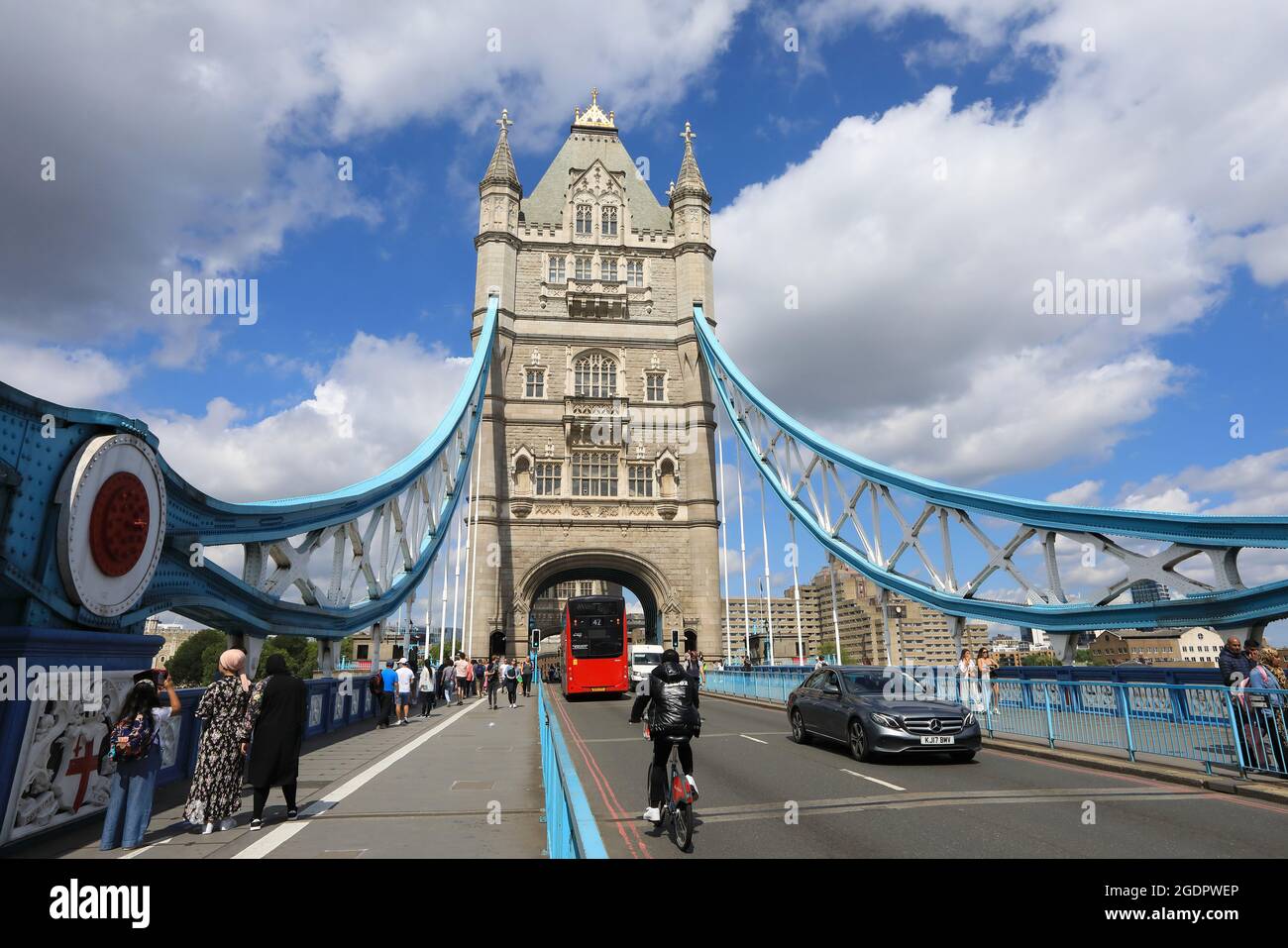 Traffico su Tower Bridge Road, passando attraverso il famoso punto di riferimento, a Londra, Regno Unito Foto Stock