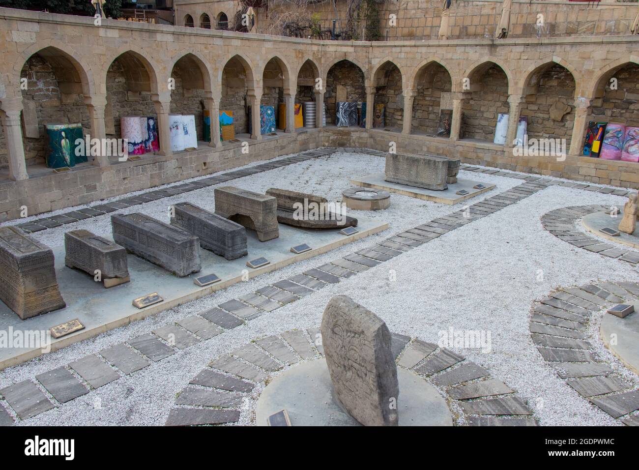 Piazza del mercato medievale nella città vecchia di Baku, Azerbaigian Foto Stock
