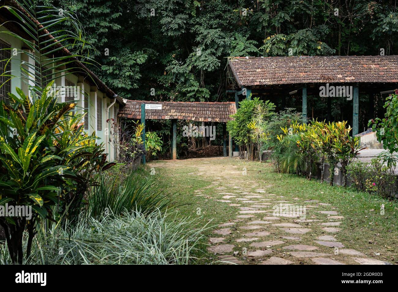 BELO HORIZONTE, MINAS GERAIS - BRASILE: 05 AGOSTO 2017: Vista parziale degli edifici ausiliari e dei giardini ben curati dell'Università Federale di Minas Gerais natu Foto Stock