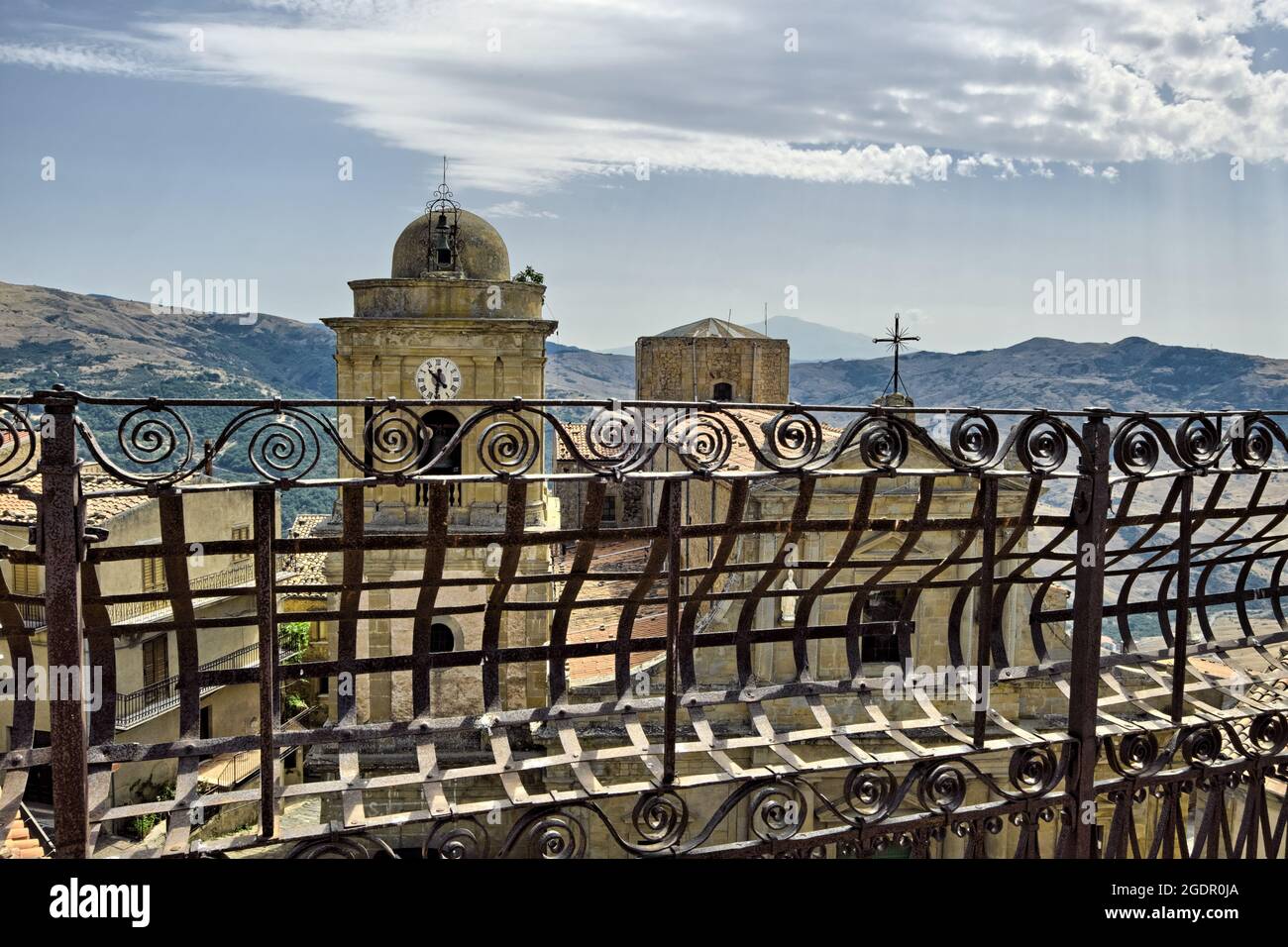 Arte e architettura della Sicilia oltre una vista su una ringhiera in ferro battuto della Chiesa Madre nella città di Capizzi, Messina Foto Stock