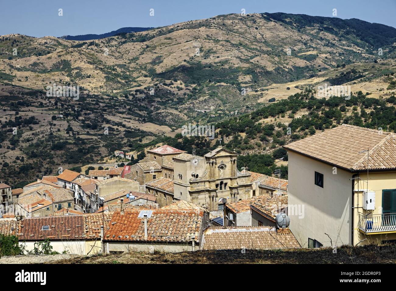 Paesaggio della Sicilia architettura di montagna Città Vecchia e campagna intorno a Capizzi, Messina Foto Stock