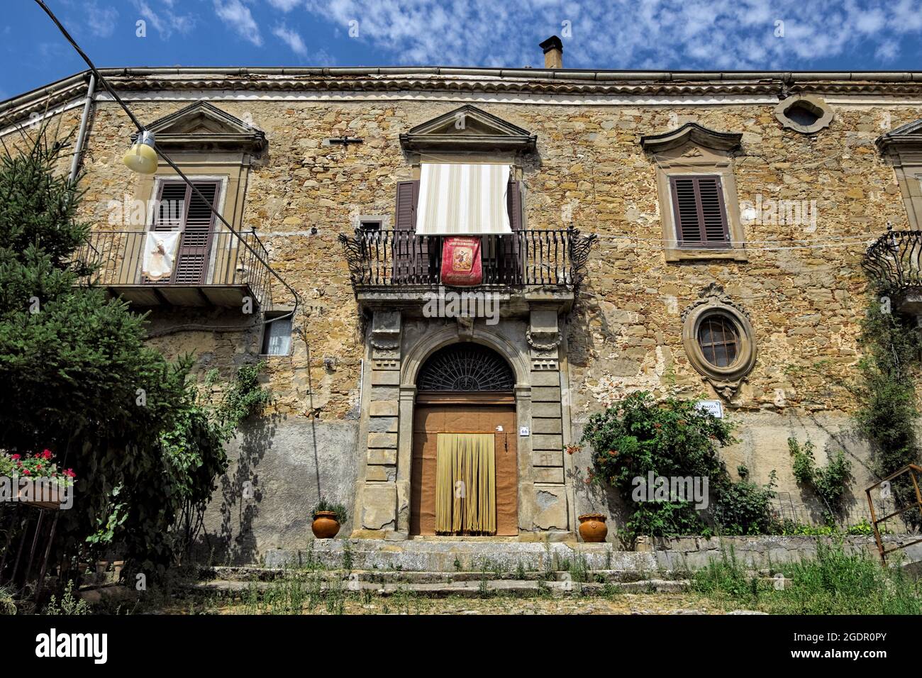L'architettura del centro storico di Capizzi in Sicilia ha abbandonato l'antico palazzo Foto Stock