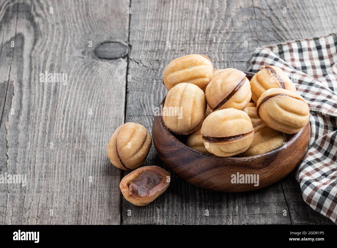 tradizionali torte di noce russe in ciotola di legno su tavola rustica Foto Stock