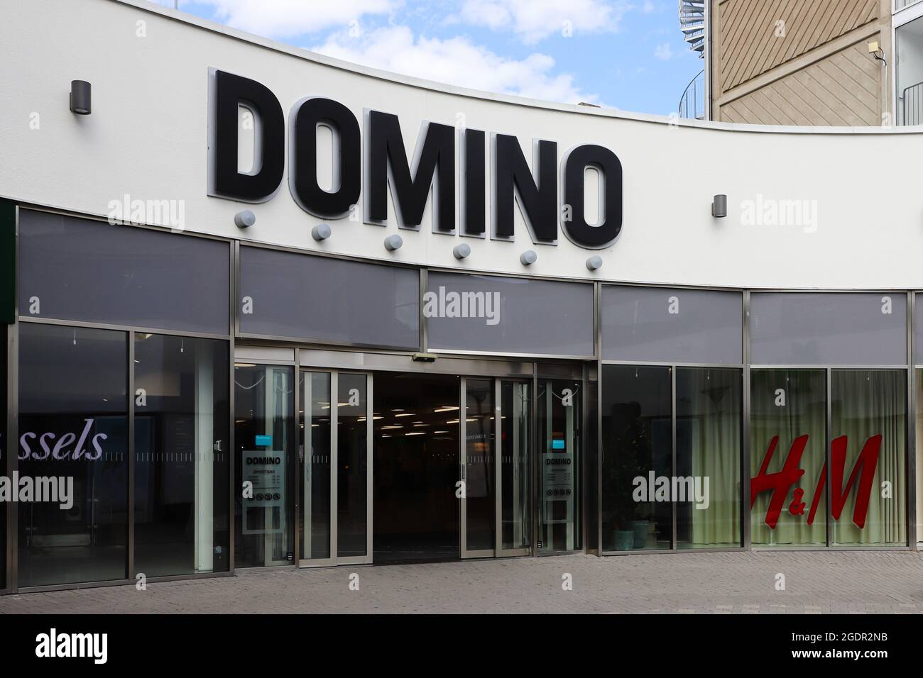 Norrkoping, Swden - 5 agosto 2021: Ingresso ai grandi magazzini Domino con negozi indipendenti. Foto Stock