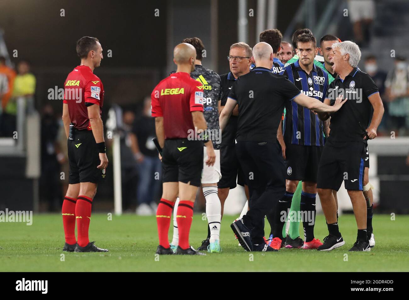 Torino, Italia, 14 agosto 2021. Gian Piero Gasperini Head Coach di Atalanta ha un acceso dibattito con l'arbitro Rosario Abisso guadagnandosi una carta rossa nel processo successivo al fischio finale della partita pre-stagione allo stadio Allianz di Torino. L'immagine di credito dovrebbe essere: Jonathan Moscop / Sportimage Foto Stock