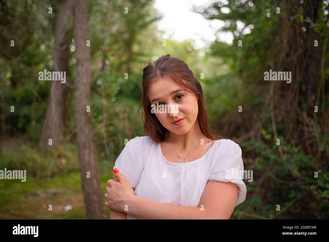 Giovane ragazza bianca nella foresta Foto Stock